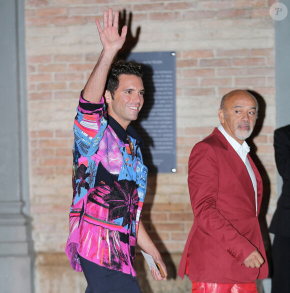 Christian Louboutin et le chanteur Mika au défilé de mode Valentino lors de la la Fashion Week printemps/été 2022 au Carreau du Temple à Paris, France, le 1er octobre 2021. © Panoramic/Bestimage