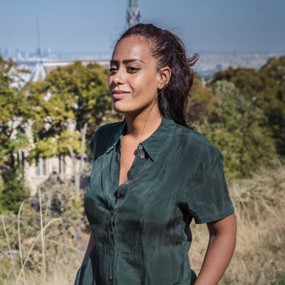 Amel Bent en marge du tournage du téléfilm de France 3 "Les sandales blanches" à Meudon le 18 septembre 2020 © Cyril Moreau / Bestimage