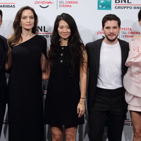 Richard Madden, Angelina Jolie, Chloé Zhao, Kit Harington et Gemma Chan au photocall du film "Les Éternels" au 16ème festival international du film de Rome 2021, à Rome, Italie, le 24 octobre 2021. © Evandro Inetti/Zuma Press/Bestimage