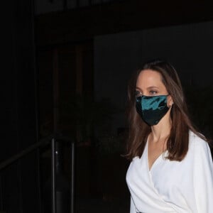 Angelina Jolie est allée dîner au restaurant Baltaire avec ses enfants Zahara et Pax à Los Angeles, le 21 juin 2021.