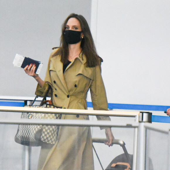 Angelina Jolie arrive à l'aéroport JFK de New York avec ses six enfants Maddox, Pax, Zahara, Shiloh, Vivienne et Knox, le 11 juin 2021.
