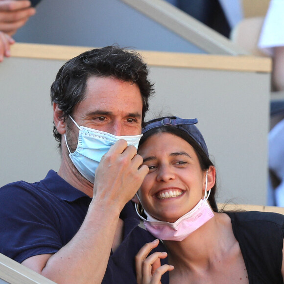 Jérémie Elkaïm et Valentine Catzéflis dans les tribunes lors des internationaux de tennis à Paris le 1er juin 2021. © Dominique Jacovides / Bestimage