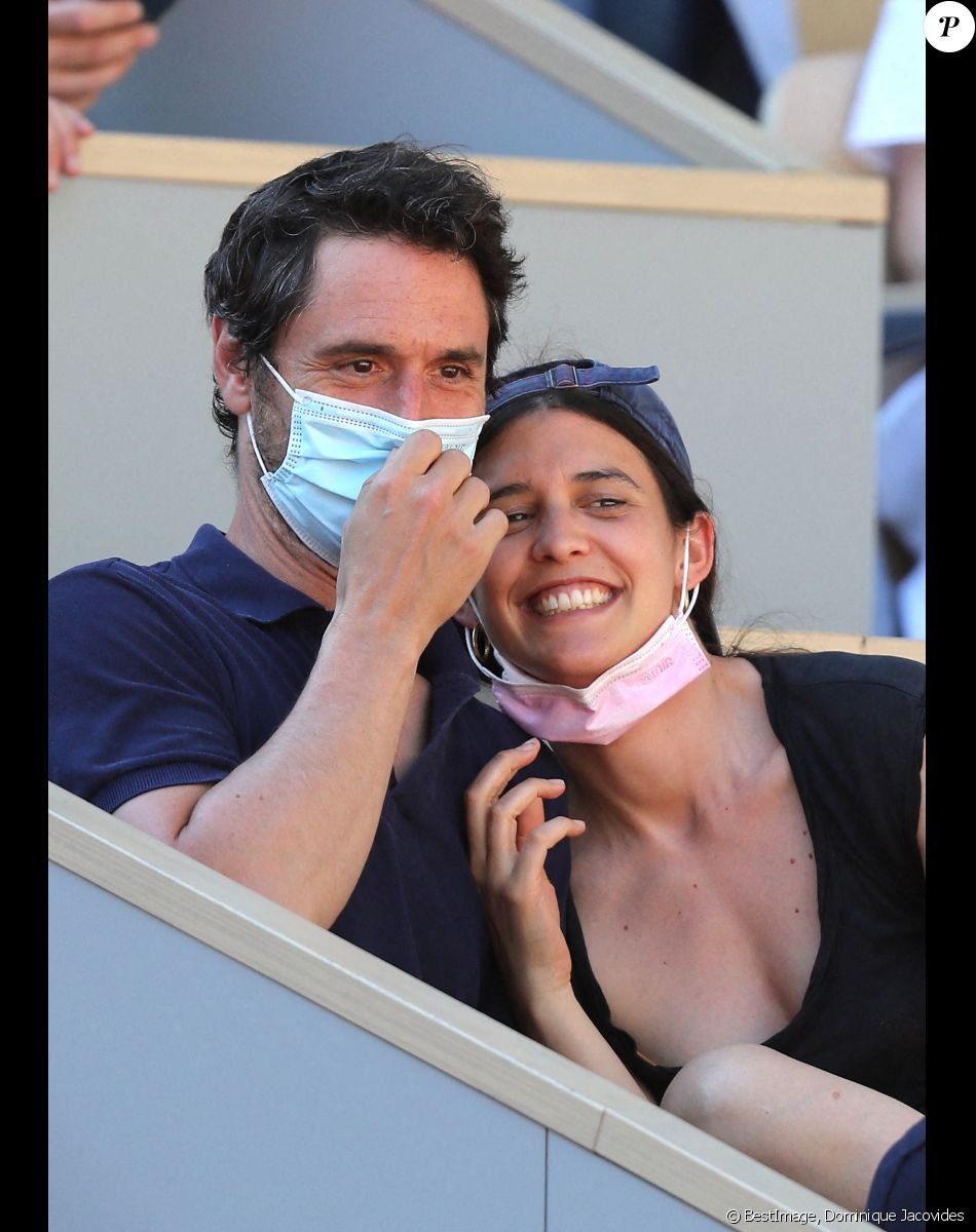 Jérémie Elkaïm et Valentine Catzéflis dans les tribunes lors des internationaux de tennis à Paris le 1er juin 2021. © Dominique Jacovides / Bestimage