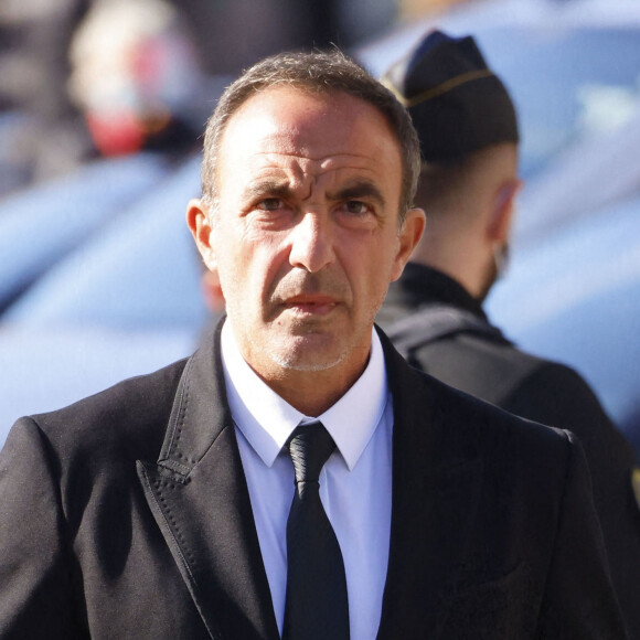 Nikos Aliagas - Arrivées à la messe funéraire en hommage à Bernard Tapie en l'église Saint-Germain-des-Prés à Paris.  © Jacovides-Moreau / Bestimage