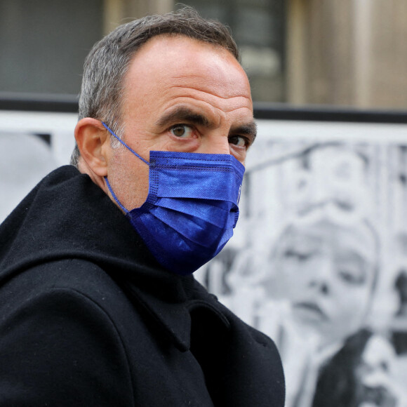 Exclusif - Nikos Aliagas présente son exposition photographique "Parisiennes" en compagnie du maire de Paris rue de Rivoli le 4 mai 2021.