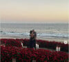Travis Barker demande en mariage Kourtney Kardashian sur une plage de Montecito, dans un décor romantique composé de fleurs et de bougies, le 17 octobre 2021, avant de partager la nouvelle sur les réseaux sociaux. Le musicien de 45 ans et la star de télé-réalité de 42 ans avaient officialisé leur relation en janvier 2021.