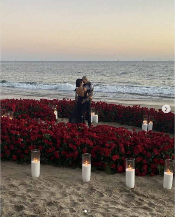 Travis Barker demande en mariage Kourtney Kardashian sur une plage de Montecito, dans un décor romantique composé de fleurs et de bougies, le 17 octobre 2021, avant de partager la nouvelle sur les réseaux sociaux. Le musicien de 45 ans et la star de télé-réalité de 42 ans avaient officialisé leur relation en janvier 2021.