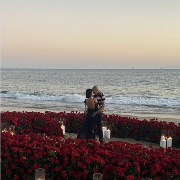 Travis Barker demande en mariage Kourtney Kardashian sur une plage de Montecito, dans un décor romantique composé de fleurs et de bougies, le 17 octobre 2021, avant de partager la nouvelle sur les réseaux sociaux. Le musicien de 45 ans et la star de télé-réalité de 42 ans avaient officialisé leur relation en janvier 2021.