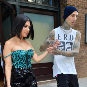Kourtney Kardashian et son compagnon Travis Barker quittent leur hôtel pour aller déjeuner à New York avant l'émission "Saturday Night Live".