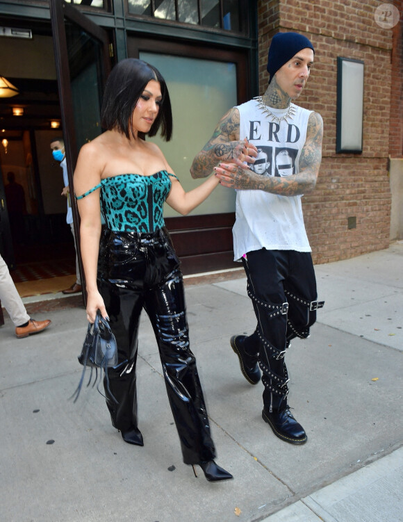 Kourtney Kardashian et son compagnon Travis Barker quittent leur hôtel pour aller déjeuner à New York avant l'émission "Saturday Night Live".