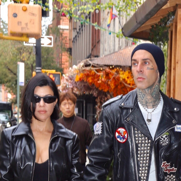 Kourtney Kardashian et son compagnon Travis Barker se promènent avant de rejoindre les studios de l'émission "Saturday Night Live" à New York, le 16 octobre 2021.