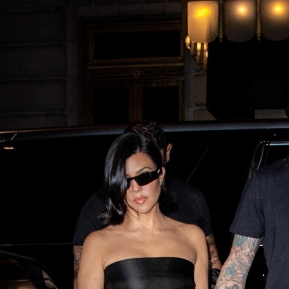 Kourtney Kardashian et son compagnon Travis Barker quittent le "Greenwitch Hotel" pour se rendre au Polo Bar puis voir la pièce "Hadestown" à Broadway. New York. Le 15 octobre 2021.