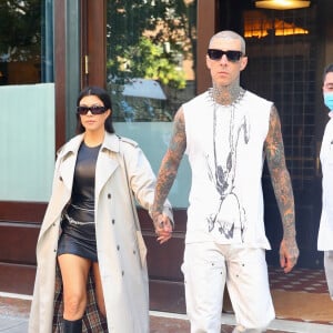 Kourtney Kardashian et son compagnon Travis Barker à la sortie de leur hôtel à New York City, New York, Etats-Unis, le 15 octobre 2021.