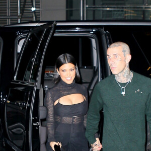 Exclusif - Kourtney Kardashian quitte son hôtel avec son compagnon Travis Barker pour aller dîner avec sa soeur Kendall à New York le 14 octobre 2021.