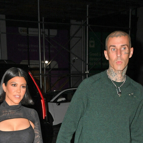 Exclusif - Kourtney Kardashian quitte son hôtel avec son compagnon Travis Barker pour aller dîner avec sa soeur Kendall à New York le 14 octobre 2021.