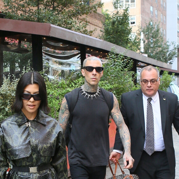 Exclusif - Kourtney Kardashian et son compagnon Travis Barker quittent leur hôtel à New York le 14 octobre 2021.