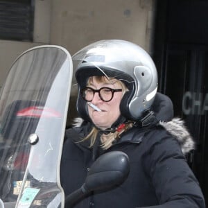 Exclusif - Christine Bravo en scooter dans les rues de Paris le 22 Février 2016.