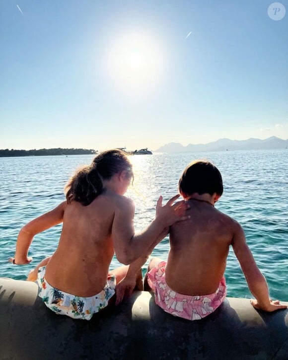 Alessandra Sublet partage une photo de ses enfants Alphonse et Charlie, le 26 octobre 2021, sur Instagram