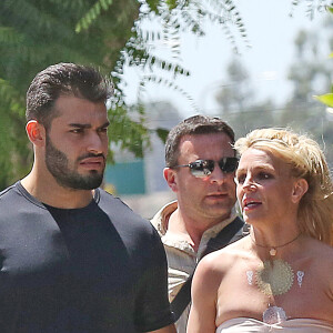 Britney Spears et son compagnon Sam Asghari sortent de leur dîner romantique au restaurant mexicain Sol Y Luna dans le quartier Tarzana à Los Angeles, Californie, Etats-Unis, le 7 mai 2018. 