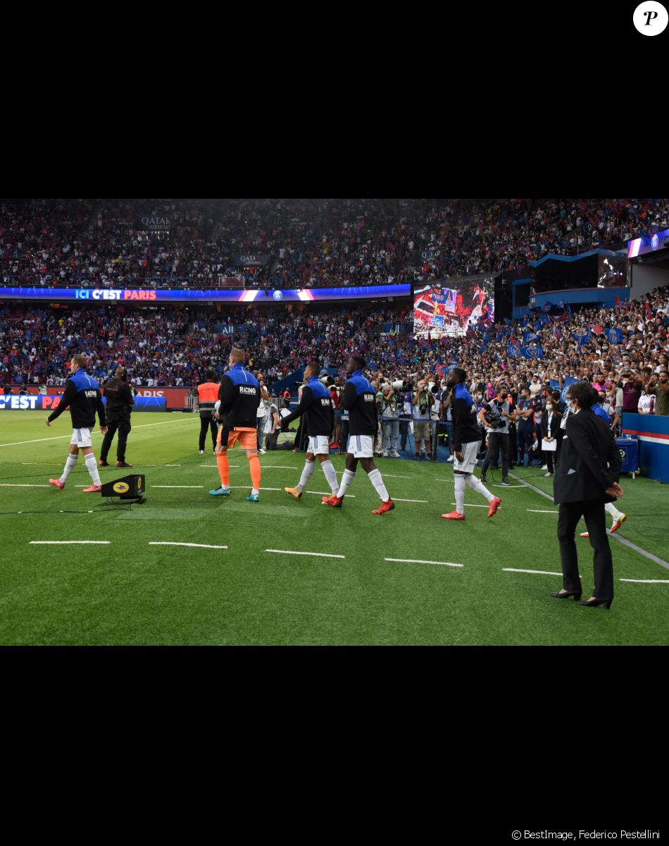 Equipe de Strasbourg - Ambiance - Presentation - Line up - Match de football en ligue 1 Uber Eats : Le PSG (Paris Saint-Germain) remporte la victoire 4-2 contre Strasbourg au Parc des Princes le 14 août 2021. Pas de jauge pour ce match, le Parc des Princes est rempli au maximum de sa capacité, une première depuis 18 mois. © Federico Pestellini / Panoramic / Bestimage