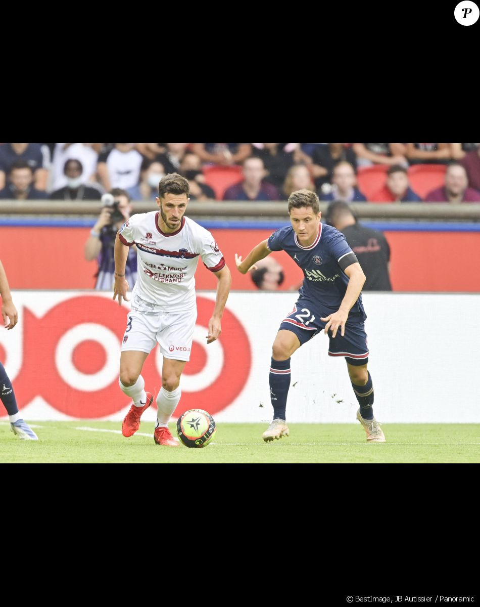 Jason Berthomier (CF63) vs Ander Herrera (PSG) - Le PSG bat Clermont (4-0) en match de Ligue 1 Uber Eats. Paris. Le 11 septembre 2021. © JB Autissier / Panoramic / Bestimage