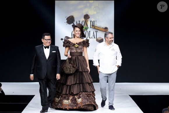 Ricardo Davila, Sandy Heribert, Hugo Pouget - Défilé du 26éme Salon du Chocolat en faveur de la l'association Mécénat Chirurgie Cardique au Parc des Expositions de la Porte de Versailles à Paris le 27 octobre 2021. © Perusseau-Veeren/Bestimage