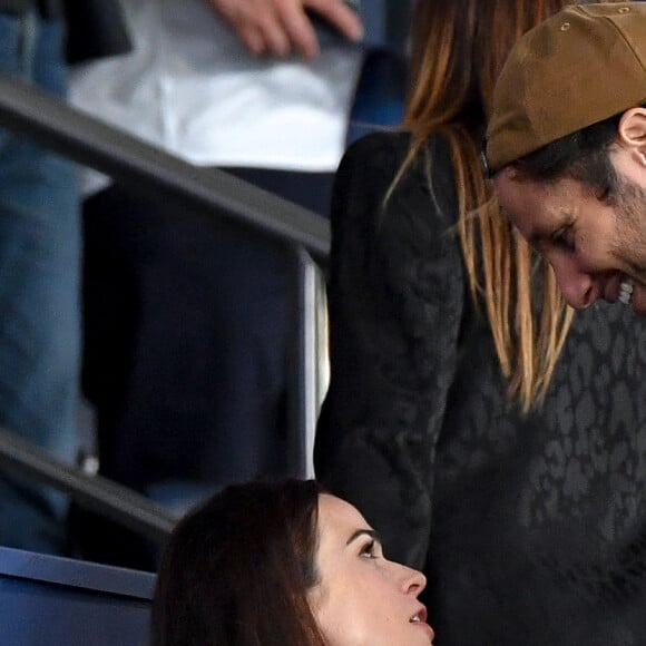 Vianney et sa femme Catherine Robert (enceinte) en tribunes du match de football en ligue 1 Uber Eats : Le PSG (Paris Saint-Germain) remporte la victoire 2-1 contre Lyon au Parc des Princes à Paris le 19 septembre 2021. Lionel Urman/Panoramic/Bestimage 