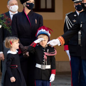 La princesse Charlène de Monaco, la princesse Gabriella de Monaco, comtesse de Carladès, le prince Jacques de Monaco, marquis des Baux, le prince Albert II de Monaco, la princesse Caroline de Hanovre - La famille princière assiste à une cérémonie de remise de médaille dans la cours du Palais de Monaco lors de la Fête Nationale 2020 de la principauté de Monaco le 19 novembre 2020. © David Nivière / Pool / Bestimage