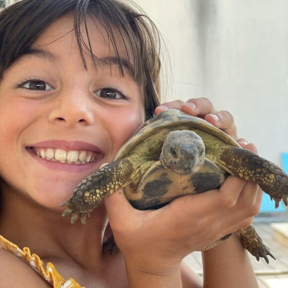 Nell et sa tortue Didier.