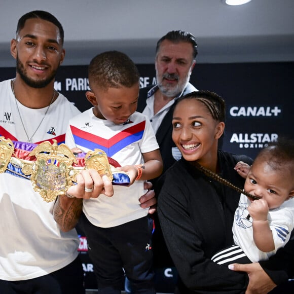 Tony Yoka, Estelle Yoka Mossely et leurs deux enfants Ali et Magomed (dans les bras d' Estelle) - Conférence de presse à la veille du combat "La Conquete – Tony Yoka Vs Johann Duhaupas" à Paris La Défense Arena à Nanterre, le 24 septembre 2020. © JB Autissier / Panoramic / Bestimage