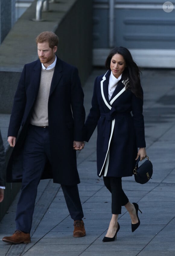 Le prince Harry et Meghan Markle main dans la main à Birmingham, avant leur mariage.