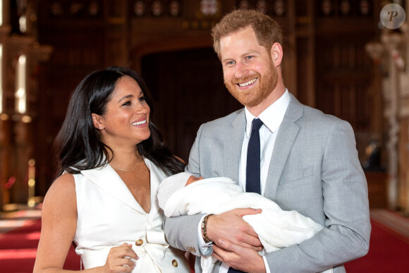 Le prince Harry et Meghan Markle, duc et duchesse de Sussex, présentent leur fils Archie Harrison Mountbatten-Windsor dans le hall St George au château de Windsor le 8 mai 2019.