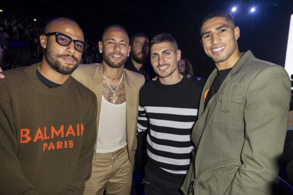 Rafinha, Neymar Jr, Marco Verratti et Achraf Hakimi - People au défilé de mode Femmes prêt-à-porter printemps-été 2022 "Balmain" à la Seine Musicale à Paris. Le 29 septembre 2021 © Olivier Borde / Bestimage