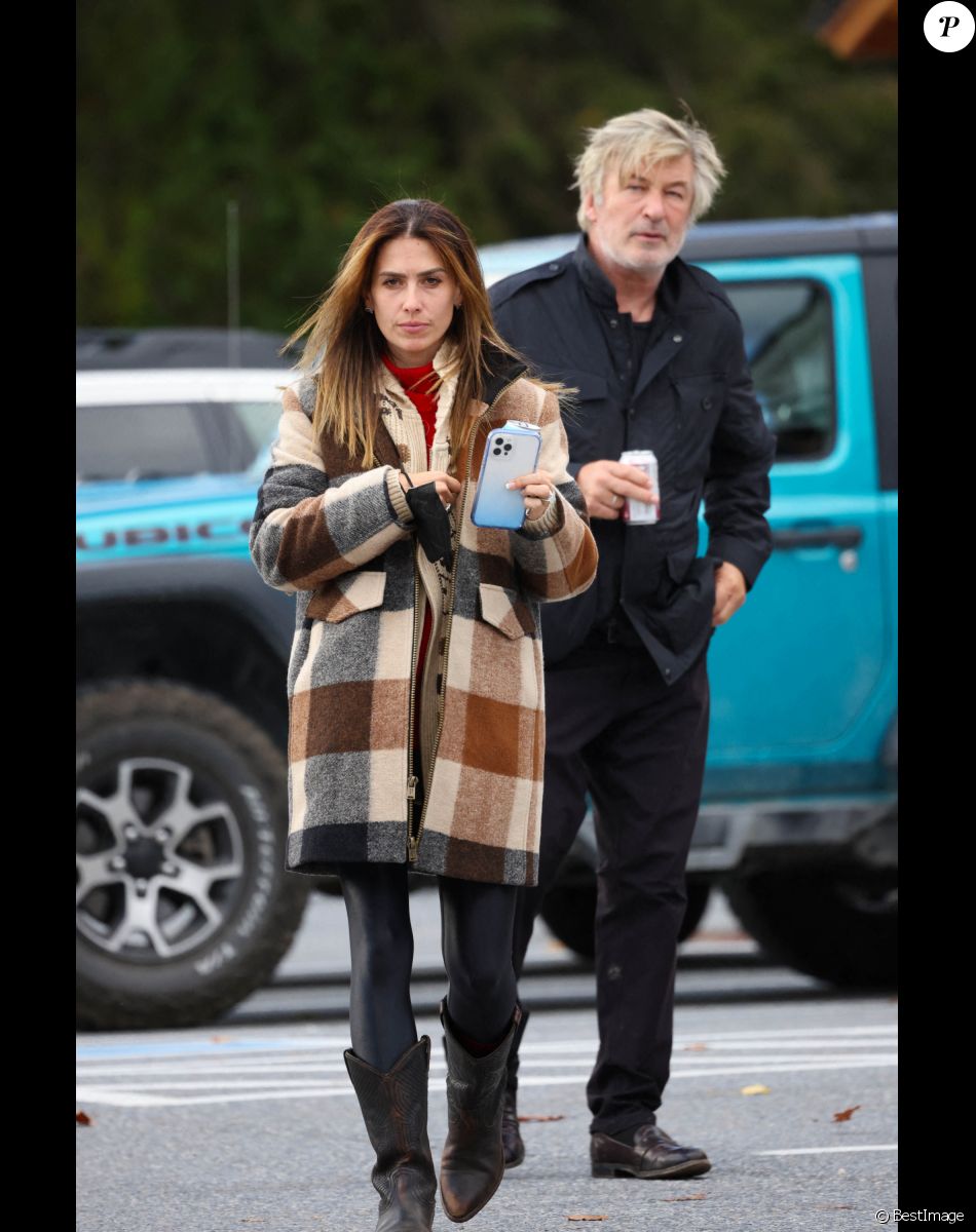Exclusif - Alec Baldwin et sa femme Hilaria à Manchester dans le Vermont le 1er novembre 2021.