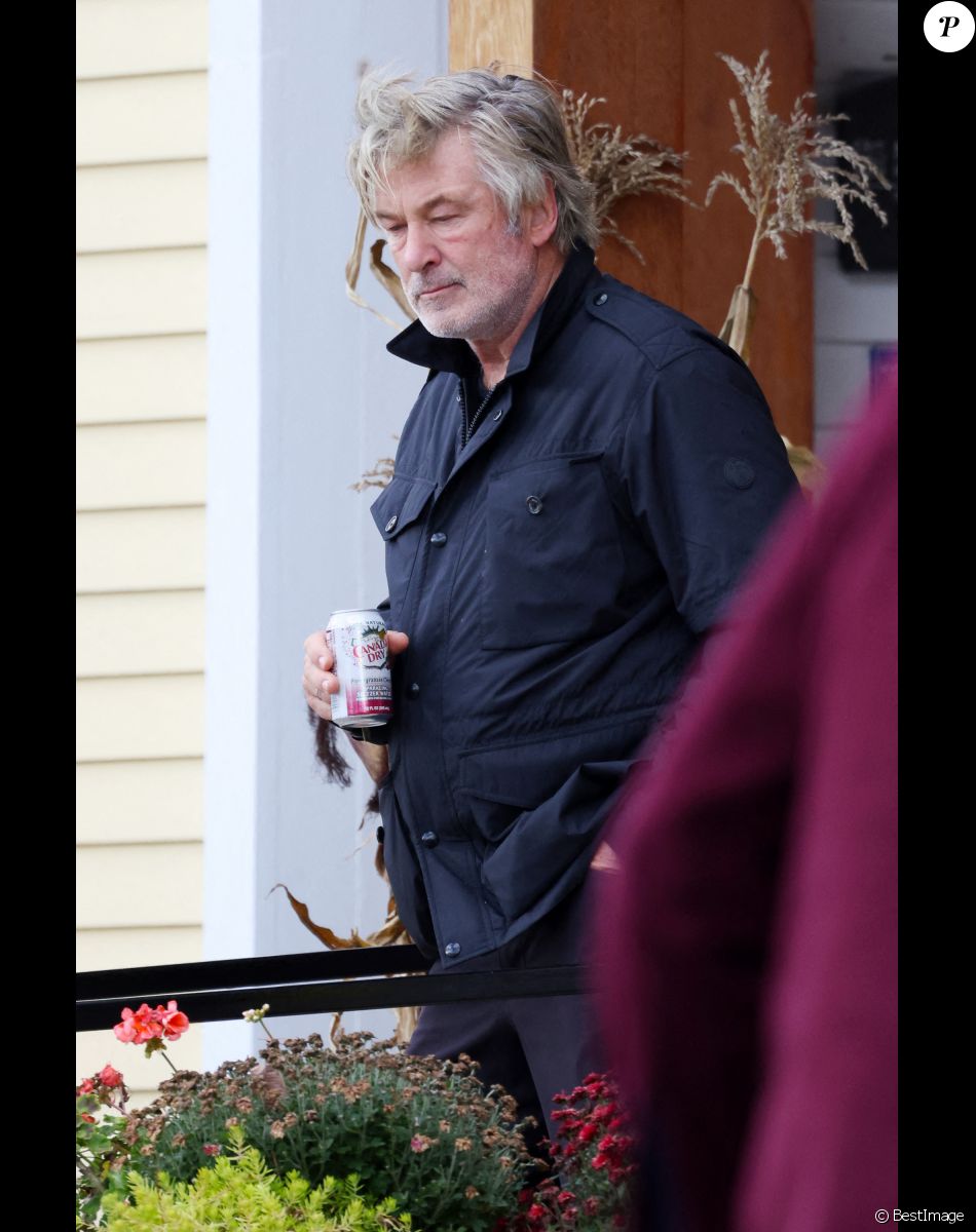 Exclusif - Alec Baldwin et sa femme Hilaria à Manchester dans le Vermont le 1er novembre 2021.