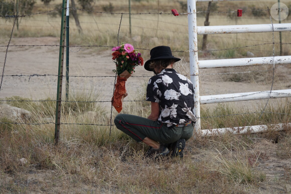 Exclusif - Des fleurs sont placées à l'entrée du lieu de tournage du Bonanza Creek Ranch à Santa Fe, au Nouveau-Mexique, où l'acteur Alec Baldwin a abattu la directrice de la photographie Halina Hutchins avec un revolver alors qu'ils répétaient une scène du film "Rust" le 23 avril 2021.