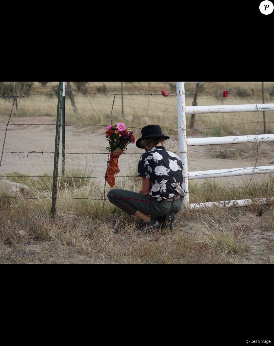 Exclusif - Des fleurs sont placées à l'entrée du lieu de tournage du Bonanza Creek Ranch à Santa Fe, au Nouveau-Mexique, où l'acteur Alec Baldwin a abattu la directrice de la photographie Halina Hutchins avec un revolver alors qu'ils répétaient une scène du film "Rust" le 23 avril 2021.