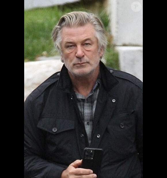 Alec Baldwin parle pour la première fois du drame survenu sur le tournage de "Rust" qui a coûté la vie à la directrice photo, Halyna Hutchins. Devant sa résidence de Manchester (Vermont) et sous le regard de sa femme Hilaria, Alec Baldwin insiste auprès des journalistes sur l'amitié qui l'unissait à la victime, sur la bonne ambiance qui régnait sur le plateau avant l'accident, en précisant que celui-ci avait une chance sur un milliard de se produire. Le 30 octobre 2021