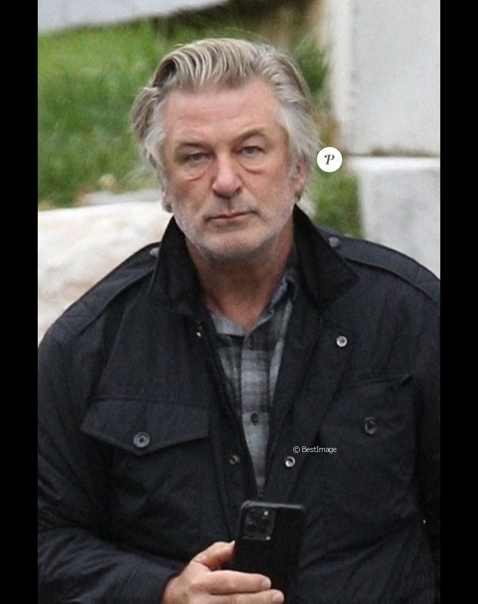 Alec Baldwin parle pour la première fois du drame survenu sur le tournage de "Rust" qui a coûté la vie à la directrice photo, Halyna Hutchins. Devant sa résidence de Manchester (Vermont) et sous le regard de sa femme Hilaria, Alec Baldwin insiste auprès des journalistes sur l'amitié qui l'unissait à la victime, sur la bonne ambiance qui régnait sur le plateau avant l'accident, en précisant que celui-ci avait une chance sur un milliard de se produire. Le 30 octobre 2021