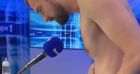 Marc-Antoine Le Bret se met nu sur le plateau d'Europe 1, filmé par Julia Vignali.