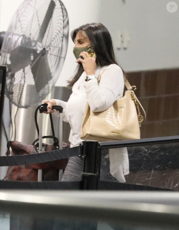 Exclusif - Lynne et Bryan Spears, la mère et le frère de Britney Spears, aperçus à l'aéroport de Los Angeles, le 27 juillet 2021.