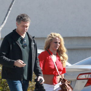 Britney Spears se rend une séance d'UV vêtue d'un mini short blanc et d'un crop top rouge à Los Angeles, le 12 février 2020.