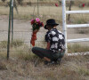 Exclusif - Des fleurs sont placées à l'entrée du lieu de tournage du Bonanza Creek Ranch à Santa Fe, au Nouveau-Mexique, où l'acteur Alec Baldwin a abattu la directrice de la photographie Halina Hutchins avec un revolver alors qu'ils répétaient une scène du film "Rust" le 23 avril 2021.