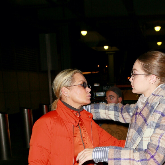 Gigi Hadid et sa mère Yolanda Hadid arrivent à l'aéroport de JFK à New York en provenance de Paris, le 3 mars 2020