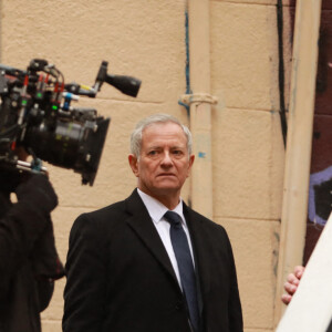 Francis Huster - Tournage du téléfilm policier "Meurtres sur les îles du Frioul" (un remake du Comte de Monte-Cristo) réalisé par S.Ayme pour France 3 à Marseille, le 13 février 2021. J.Banster (acteur dans la série "Un si grand soleil") partage l'affiche avec F.Huster pour un duo de policiers père-fils. © Franz Chavaroche/Nice Matin/Bestimage