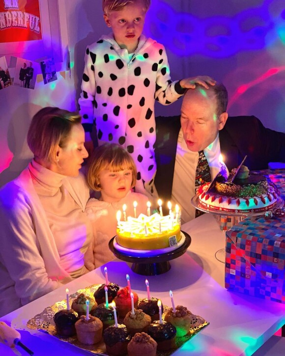 Le prince Jacques et la princesse Gabriella le jour de leurs 6 ans, avec leurs parents Albert et Charlene de Monaco, sur Instagram, décembre 2021.