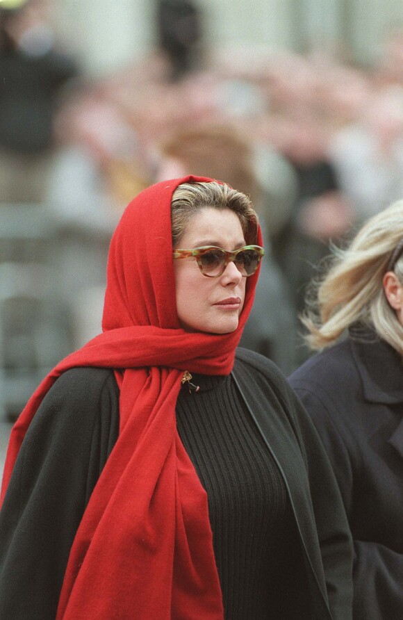 Catherine Deneuve lors d'une messe hommage à son ex-compagnon Roger Vadim à Paris en 2000.