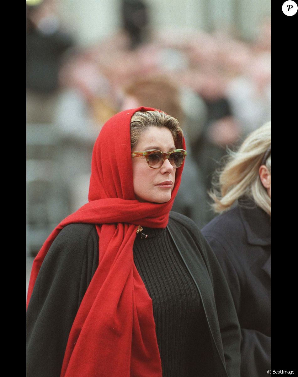 Catherine Deneuve lors d'une messe hommage à son ex-compagnon Roger Vadim à Paris en 2000.