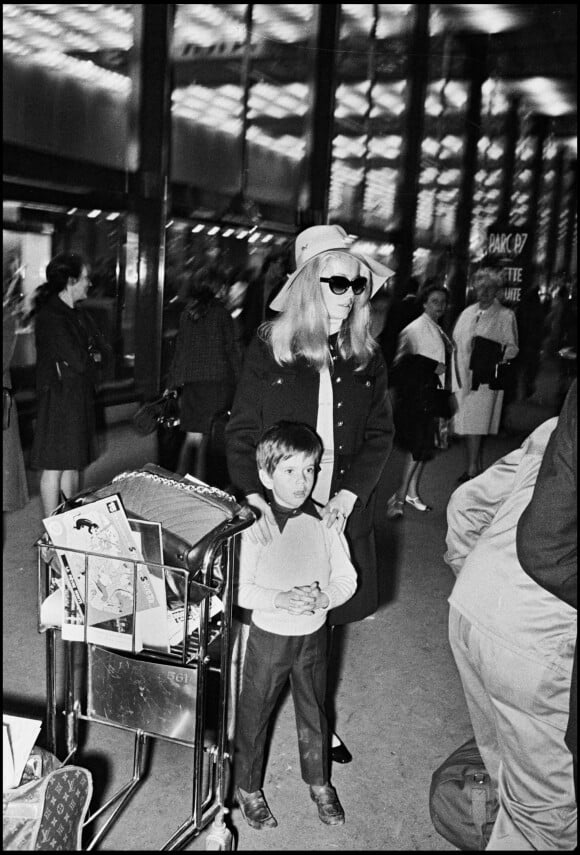Catherine Deneuve et son fils Christian Vadim à l'aéroport à Paris dans les années 1960.