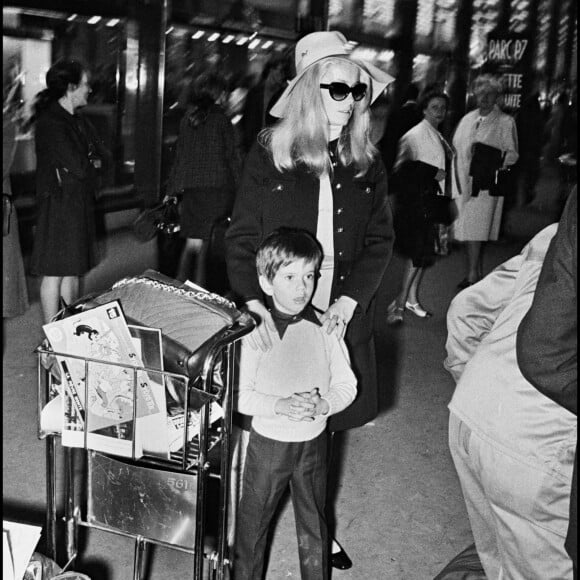 Catherine Deneuve et son fils Christian Vadim à l'aéroport à Paris dans les années 1960.